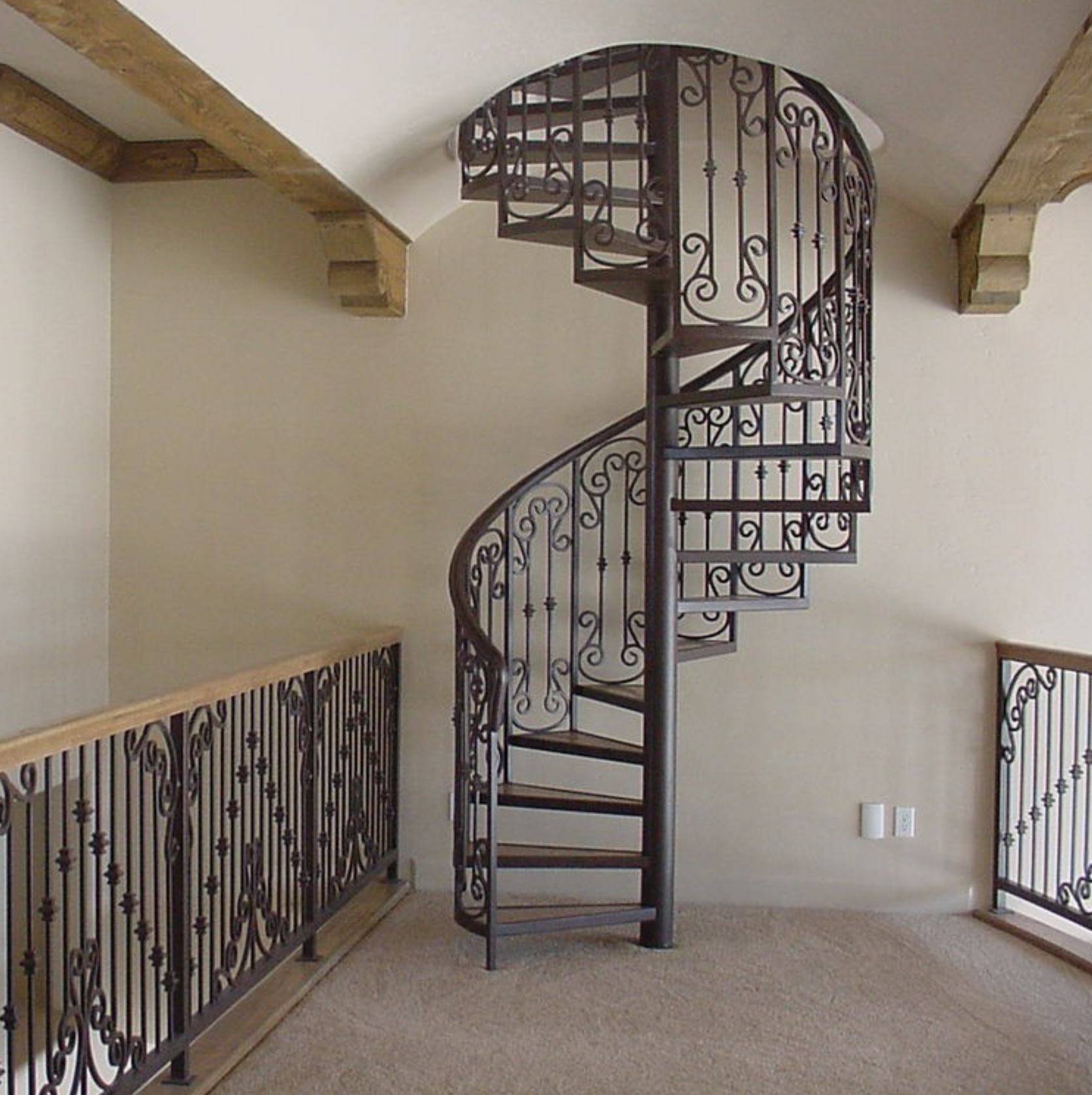 Винтовые кованые лестницы для дома